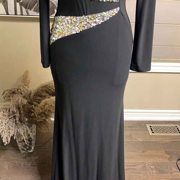 Chic and classy dress in black - Picture 6 of 17